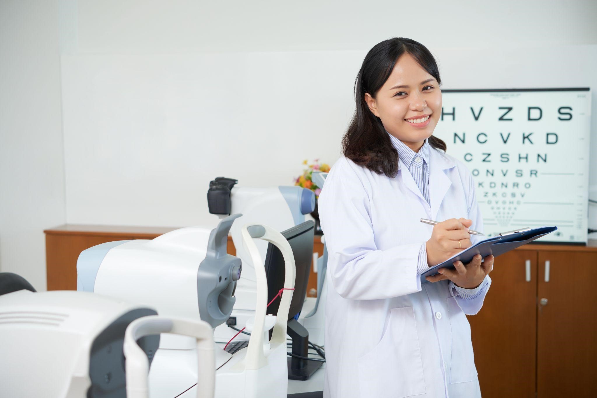 Tái khám định kỳ và nhận lời khuyên từ bác sĩ là cách tốt nhất để chăm sóc mắt sau mổ viễn thị hiệu quả