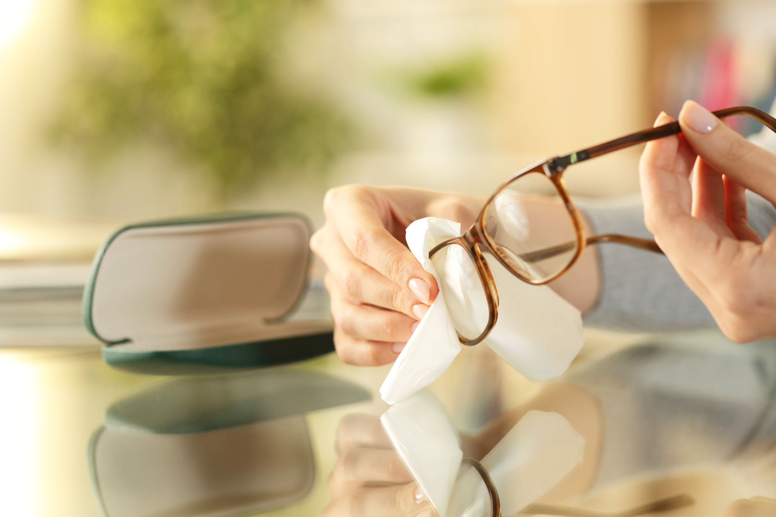 Bảo quản kính cận đúng cách để duy trì độ bền
