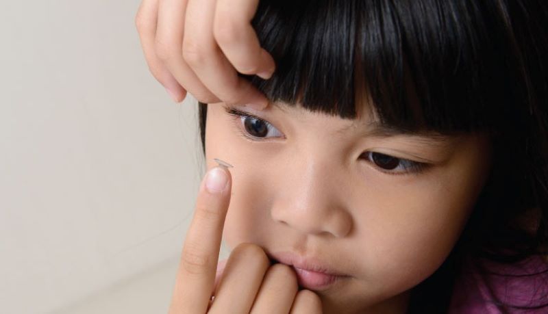 Trẻ cần được đi khám bác sĩ chuyên khoa mắt để xác định dấu hiệu nhược thị