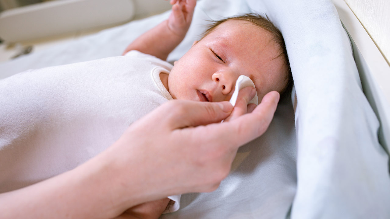 Vệ sinh mắt cho trẻ bằng nước muối sinh lý