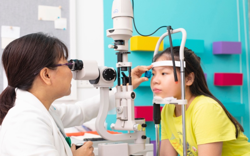 Đến bác sĩ mắt kiểm tra định kỳ để phát hiện sớm và điều chỉnh tình trạng cận thị