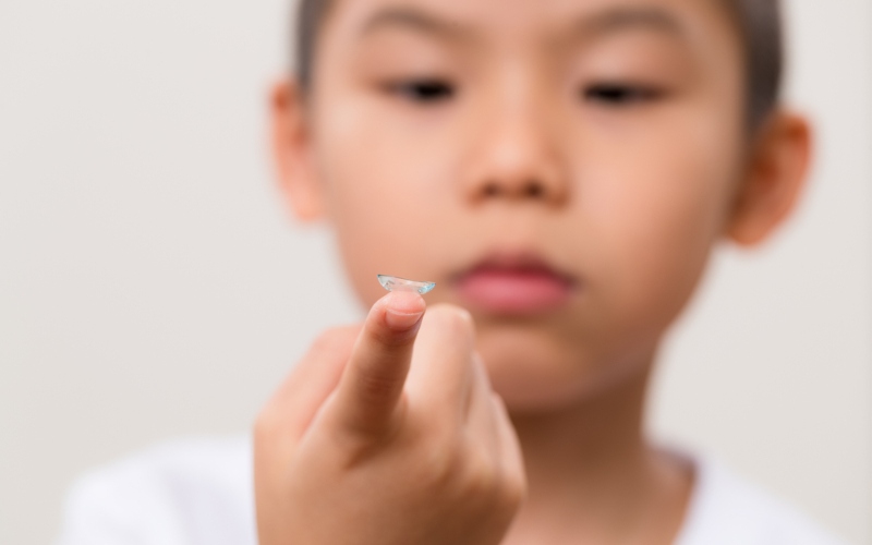 Lưu ý khi sử dụng kính ortho-k cho trẻ