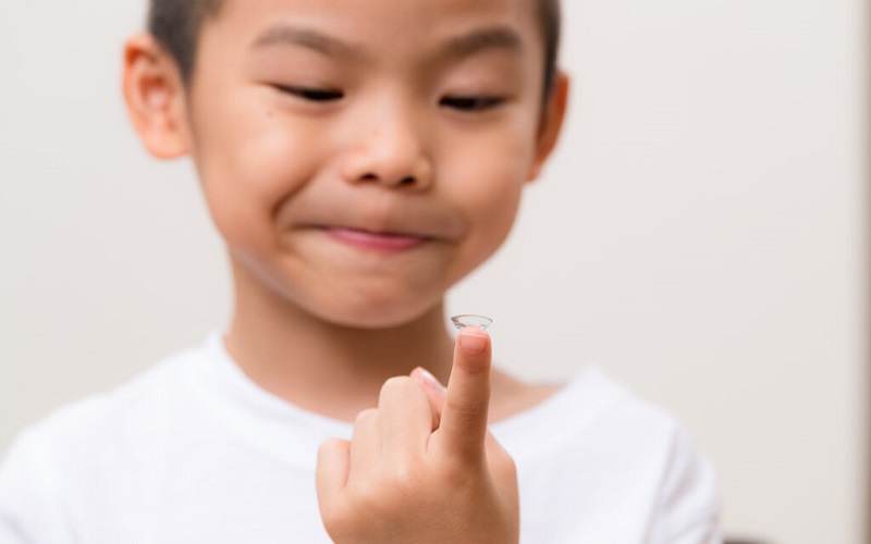 Những lưu ý giúp trẻ dùng kính áp tròng ban đêm Ortho-k an toàn và hiệu quả