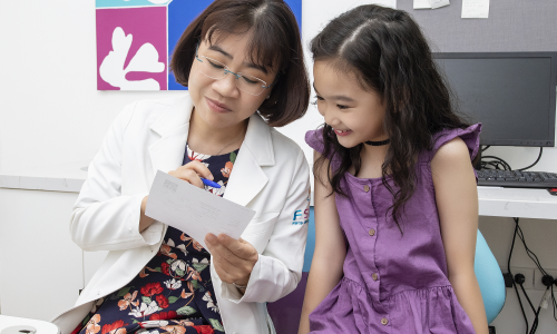 Mẹo để trẻ hứng thú với bài tập mắt chữa nhược thị