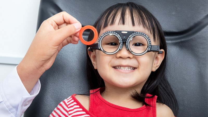 Kiểm tra thị lực để xác định mắt viễn thị nhìn thấy hình ảnh như nào