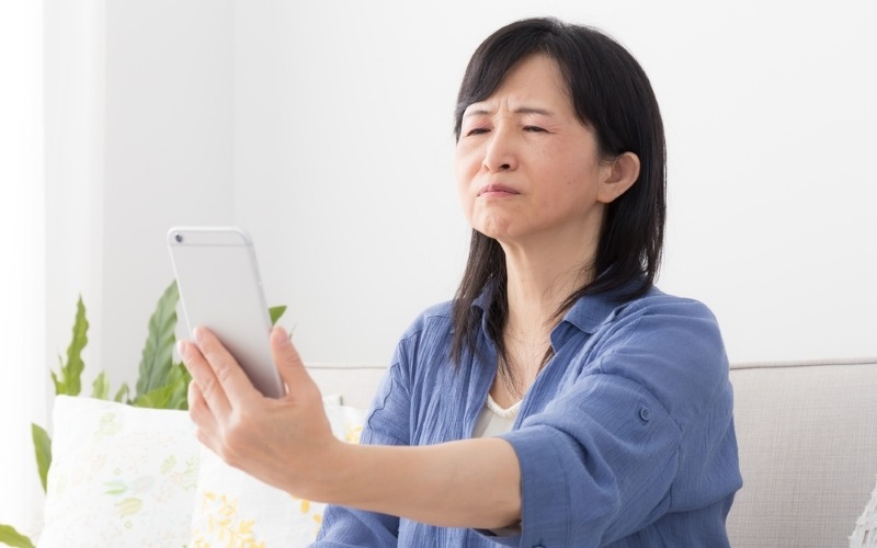 Bệnh nhân viễn thị chỉ nhìn rõ các vật ở xa