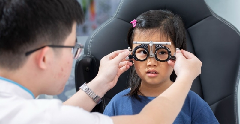 Khám mắt định kỳ giúp phát hiện các bất thường thị lực bao gồm nhược thị ở trẻ viễn thị