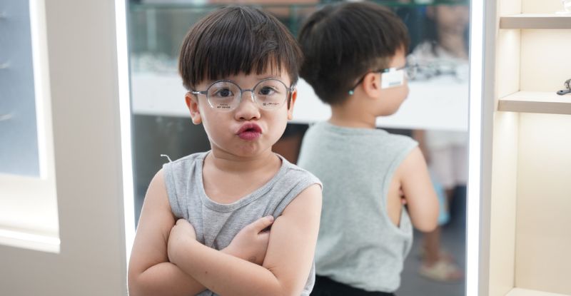 Nếu bạn thường xuyên sử dụng thiết bị điện tử, hãy xem xét việc sử dụng kính chống ánh sáng xanh để bảo vệ mắt khỏi cận thị