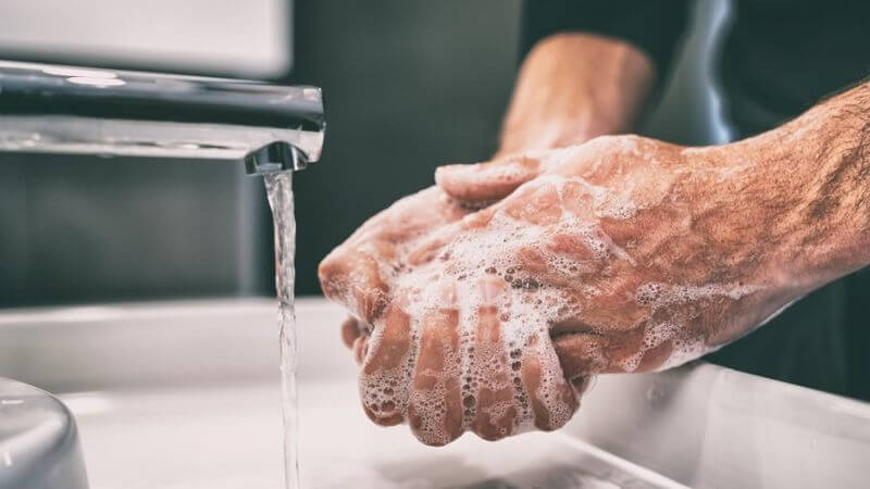 Rửa tay trước khi đeo kính áp tròng