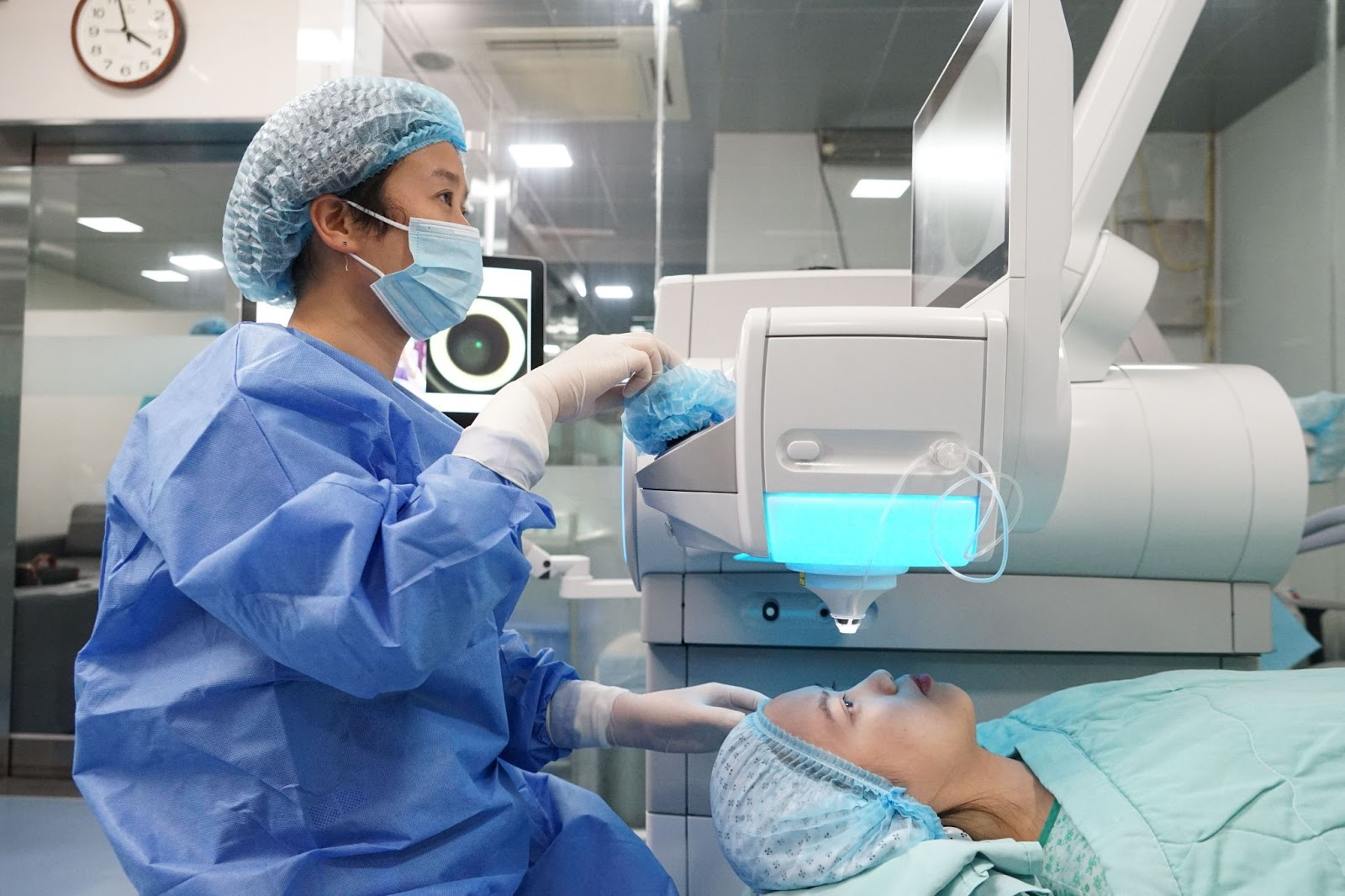 Phẫu thuật khúc xạ để không phải đeo kính cận dày
