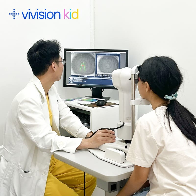 Bác sĩ vivision đang thăm khám cho người mắc cận thị