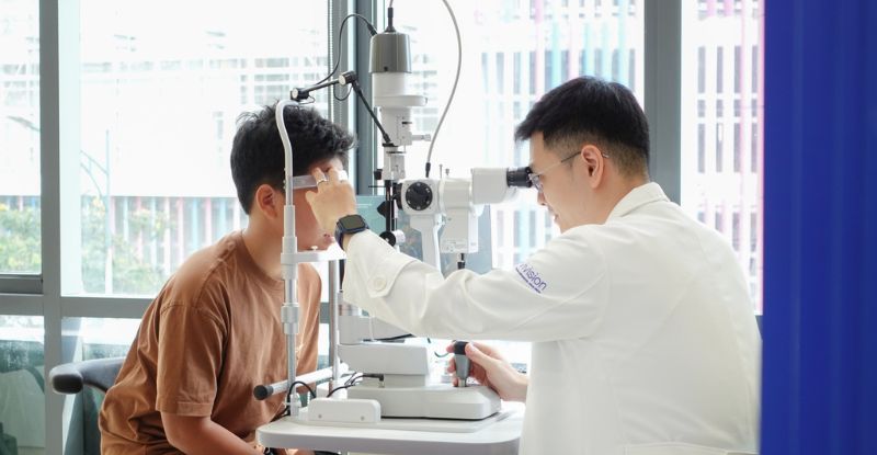 Khám mắt định kỳ là cách để kiểm soát mắt cận thị bị tăng độ nhanh