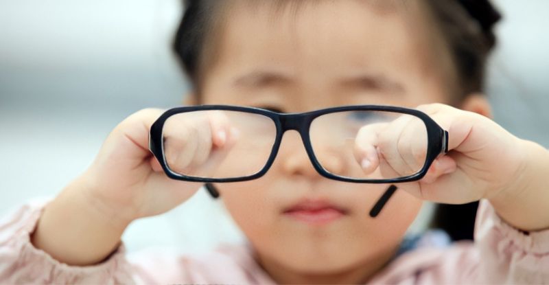 Cận thị ở trẻ em là một tật khúc xạ phổ biến, không phải là một bệnh lý về mắt.