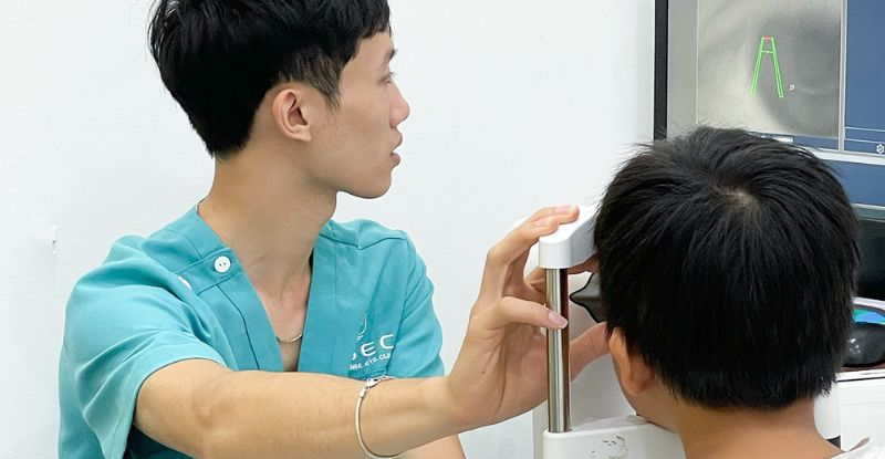 Khám mắt định kỳ giúp phát hiện sớm các vấn đề về thị lực và cận thị ở trẻ em