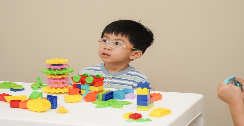 Cho trẻ thực hiện các bài tập mắt luyện xa-gần để điều trị nhược thị