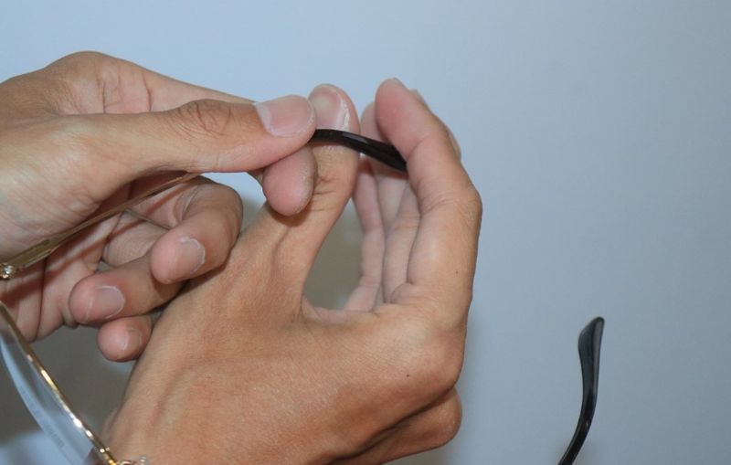 Điều chỉnh kính để khắc phục tình trạng đau tai