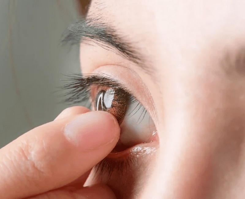 Tháo lens trước khi đi ngủ