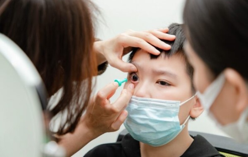 Điều kiện đeo kính áp tròng khi bị viễn thị ở trẻ em