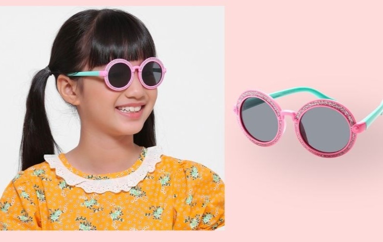 Khi ra ngoài cần mang kính mát chống tia UV để bảo vệ mắt
