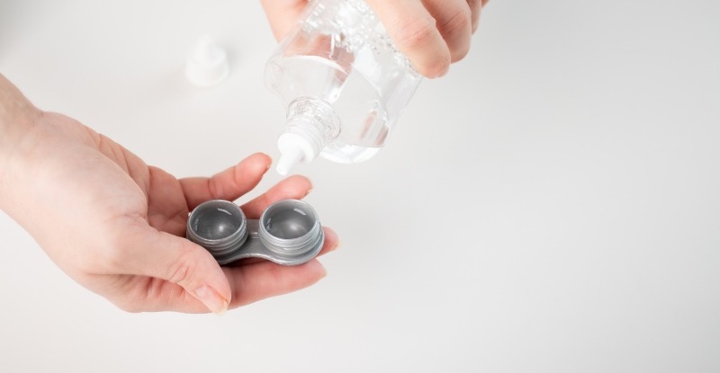 Vệ sinh lens bằng dung dịch ngâm lens chuyên dụng