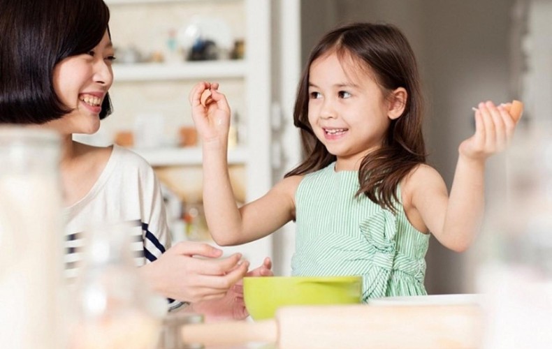 Ba mẹ nên tạo môi trường tích cực giúp trẻ cảm thấy thoải mái và tự tin