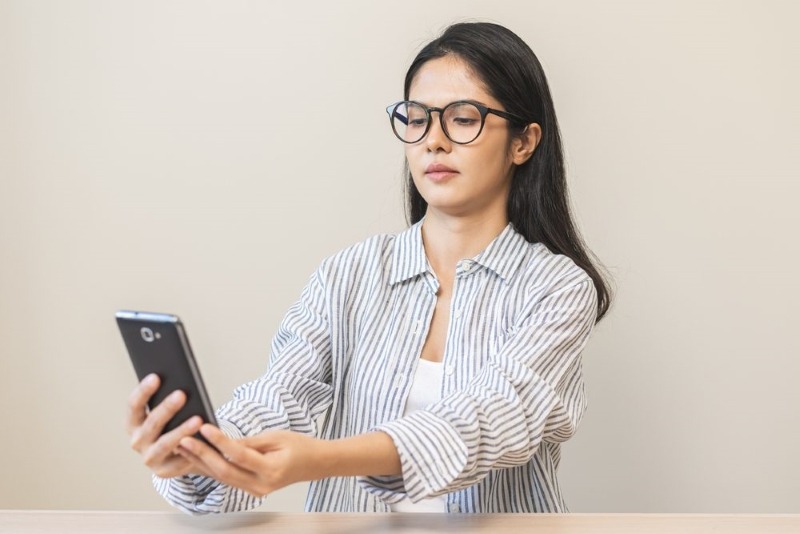 Khi sử dụng thiết bị điện tử, mắt phải điều tiết nhiều để nhìn gần, gây khó khăn cho người bị viễn thị