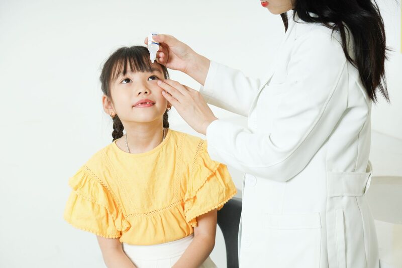 Khám mắt thường xuyên