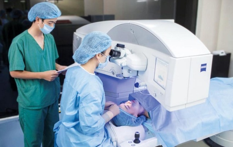 Điều trị viễn thị bằng phương pháp phẫu thuật LASIK