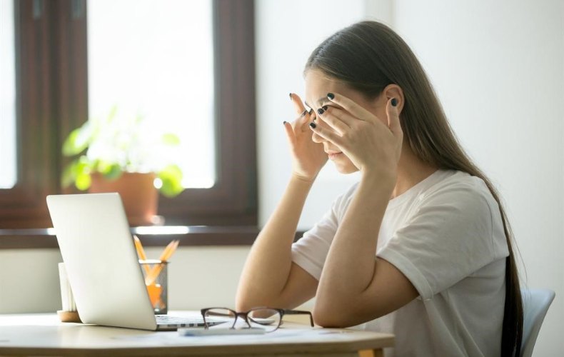 Đeo kính cận thường xuyên bị nhức mỏi mắt do không nghỉ ngơi hợp lý cho mắt