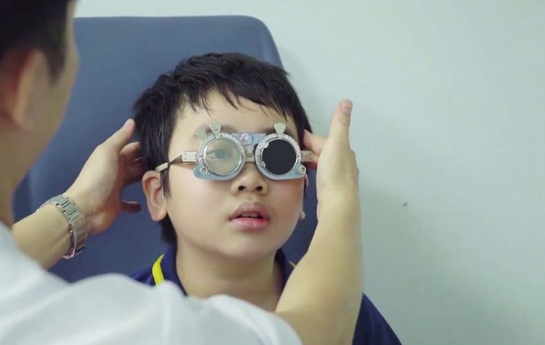 Thực hiện kiểm tra mức độ cận thị, viễn thị và loạn thị