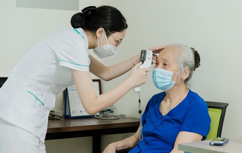 Lựa chọn cơ sở y tế uy tín khi đi khám mắt lão thị