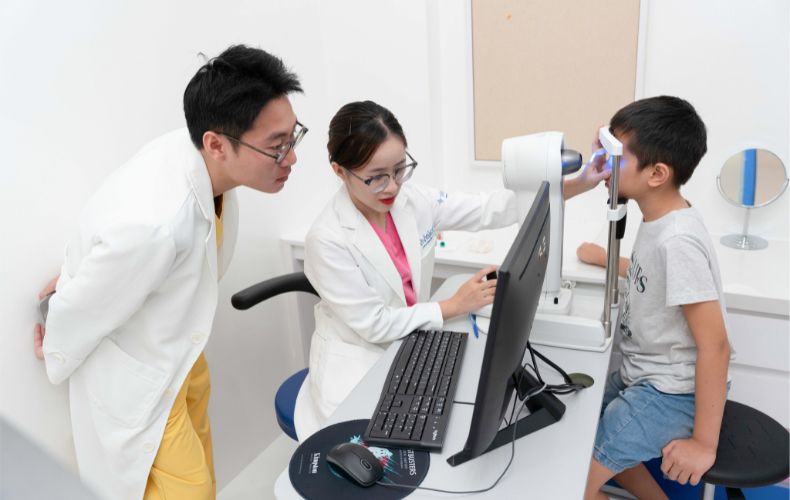 Người đang sử dụng kính gọng hoặc kính áp tròng cần kiểm tra định kỳ