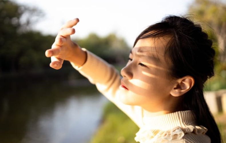 Nhạy cảm với ánh sáng cần đi khám mắt toàn diện