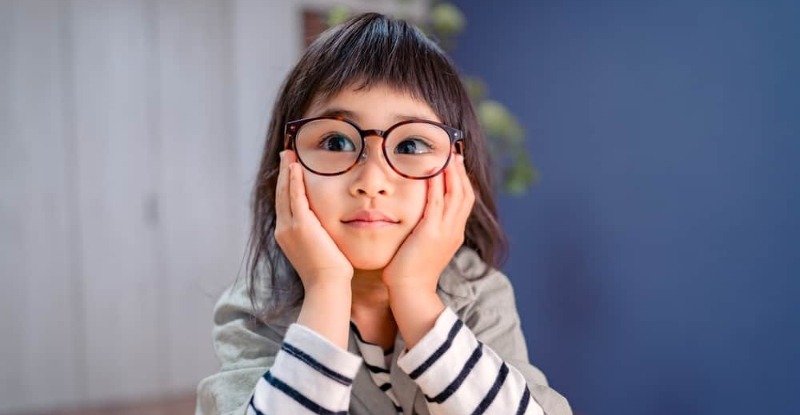 Đảm bảo kính có kích thước vừa với khuôn mặt của trẻ