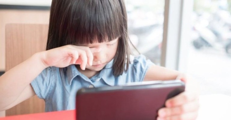 Trẻ thường nheo mắt, mỏi mắt sau khi tập trung nhìn lâu cũng có thể là dấu hiệu mắt lác