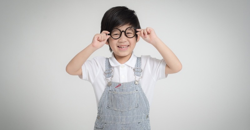 Đeo kính viễn thị giúp giảm áp lực điều tiết, cải thiện sự cân bằng giữa các cơ mắt