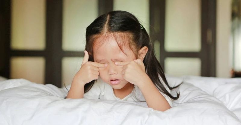 Nhận thấy dấu hiệu mỏi mắt là cách phát hiện lác ở trẻ viễn thị đơn giản và hiệu quả, giúp kiểm tra tình trạng lác bằng cách che một mắt của trẻ