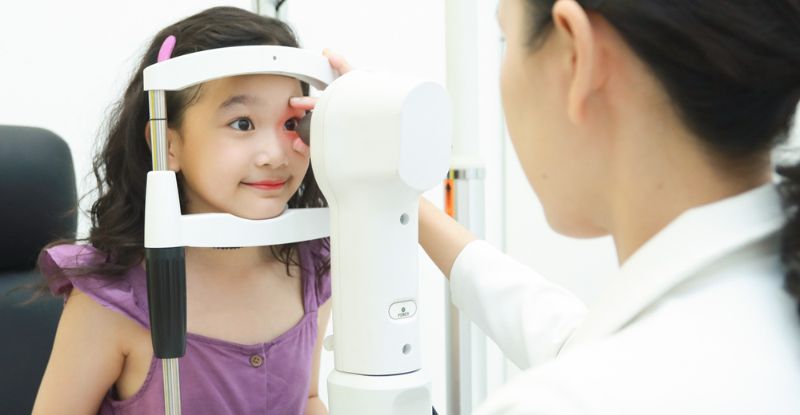 Hãy đến Vivision được hướng dẫn cách phát hiện lác ở trẻ viễn thị