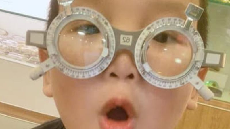 Có ai có con cận nặng, bác sĩ khuyên đeo kính không?