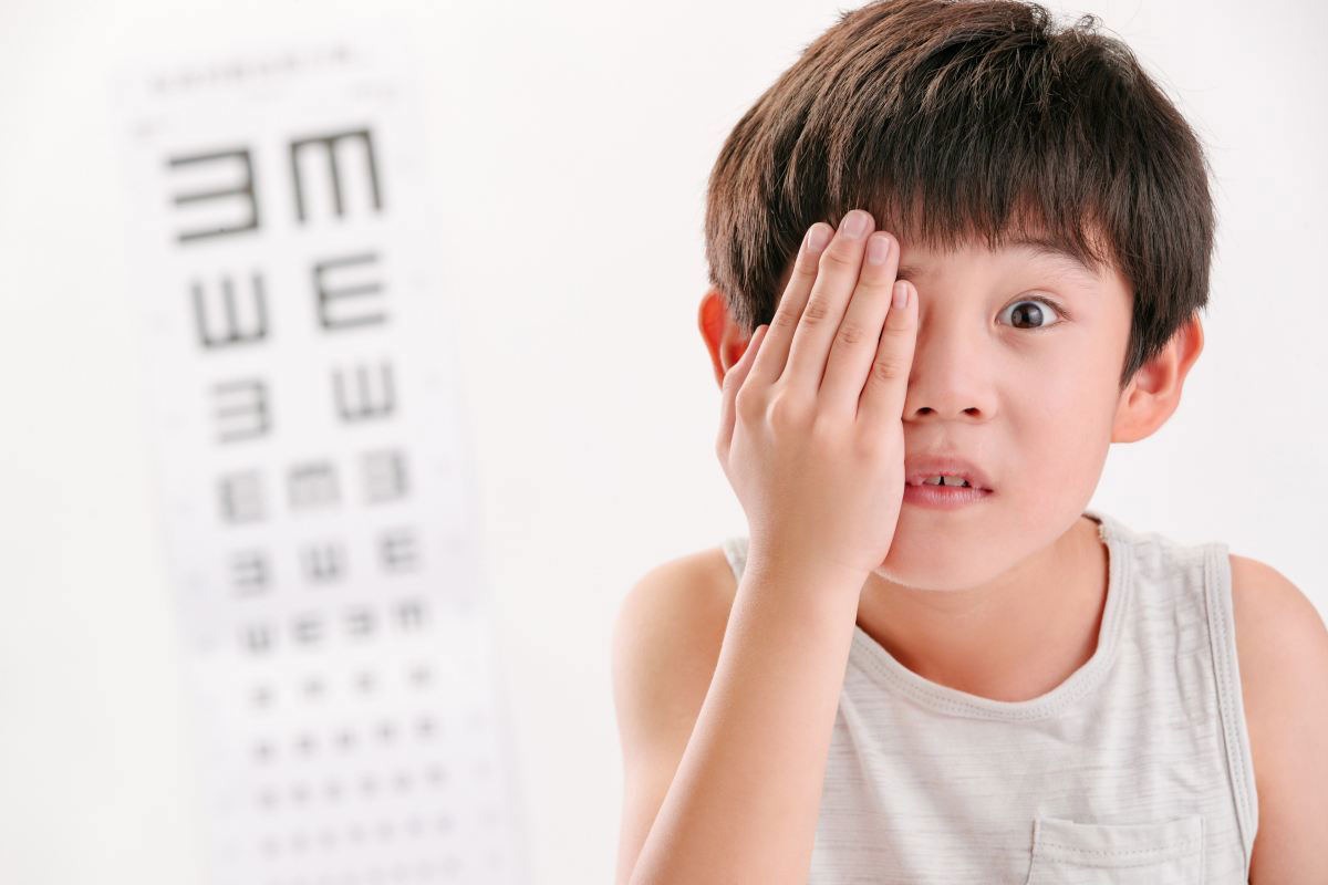 Khám mắt định kỳ cho trẻ bị cận thị