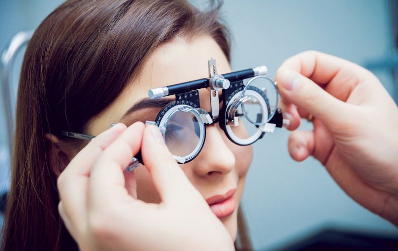 Chọn phương pháp điều trị cận 7 độ cần lưu ý điều gì?