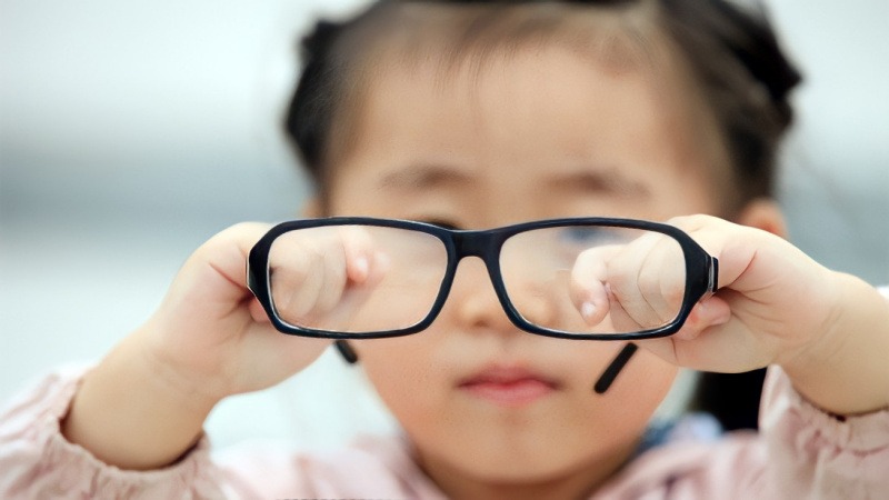 Đeo kính chữa nhược thị