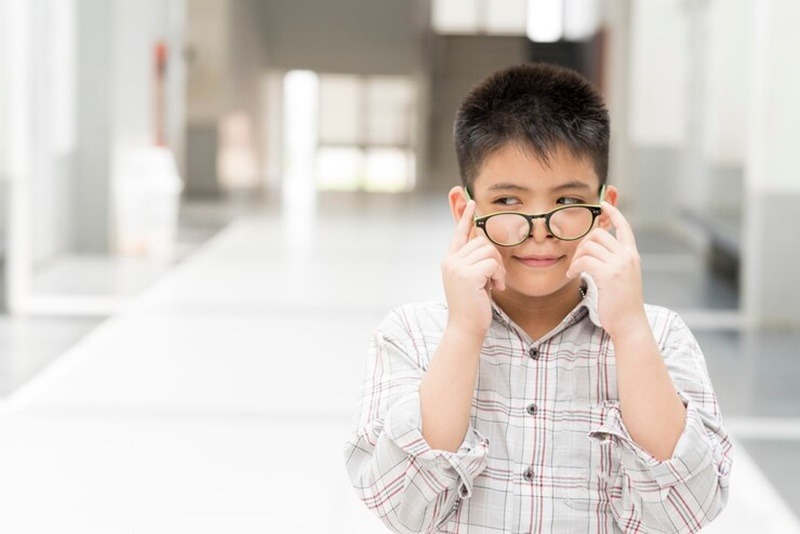 Vai trò khi đeo kính viễn thị gần