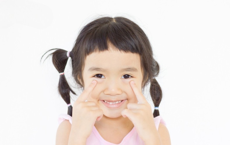 Mắt bị lệch hoặc lác nhẹ là triệu chứng nhược thị