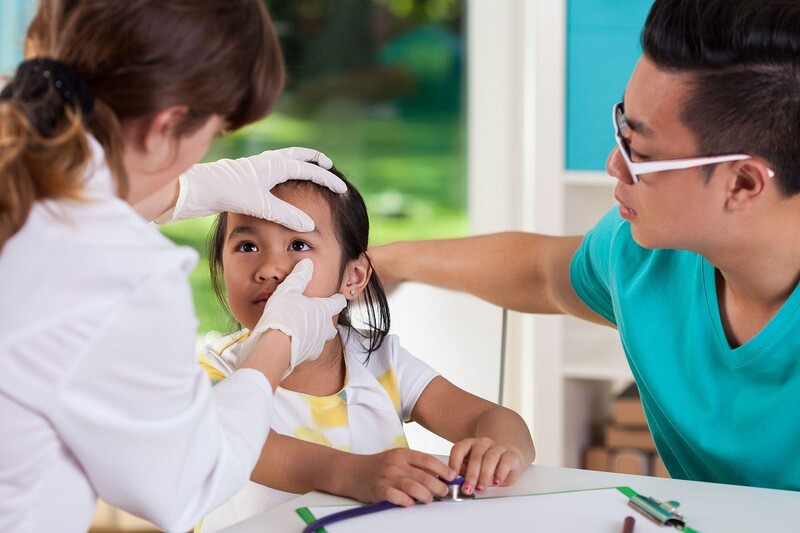 Bác sĩ kiểm tra mắt để tìm hiểu các phương pháp điều trị nhược thị