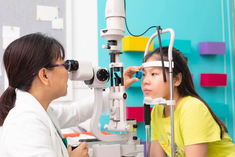 Bác sĩ vivision khám mắt viễn thị cho trẻ