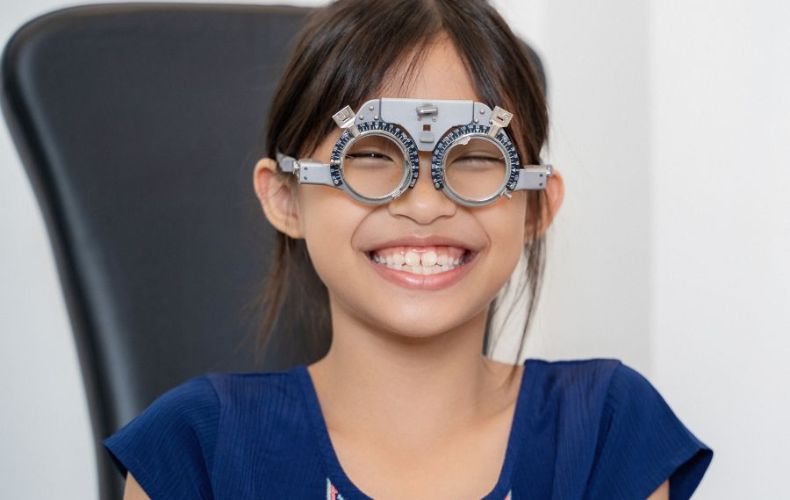 Đeo kính viễn thị 0.5 độ giúp giảm mỏi mắt và căng thẳng