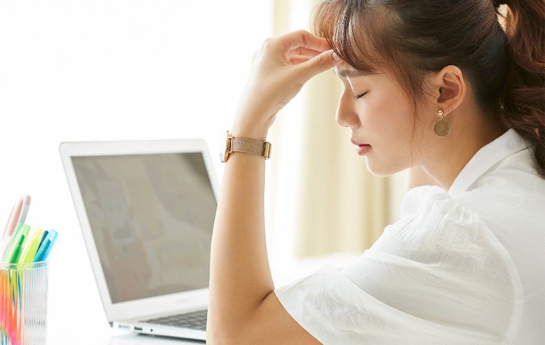 Đau mỏi mắt là biểu hiện viễn thị