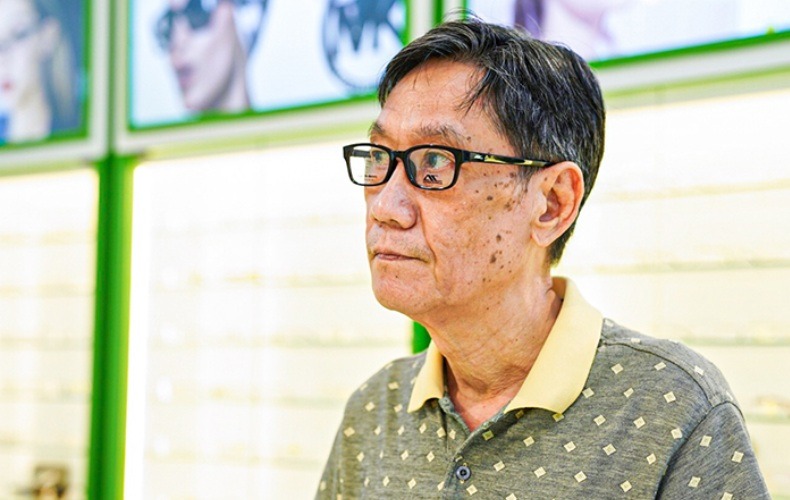 Kính đơn tròng phổ biến cho người già