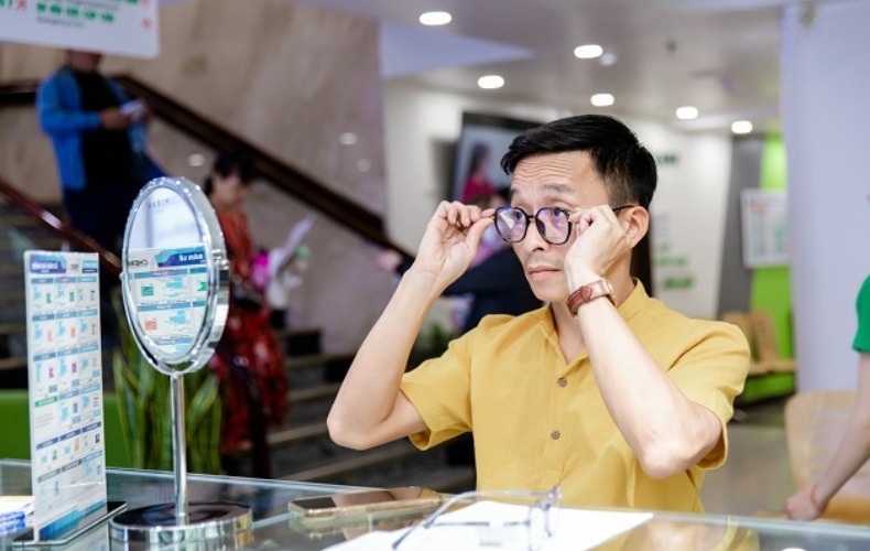 Phong cách cá nhân cần quan tâm khi chọn kính viễn thị cho người già